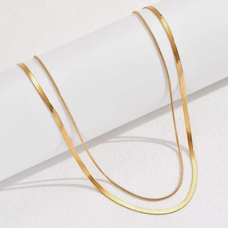 Elegant Gold-Toned Herringbone Chain Necklace - Venoria