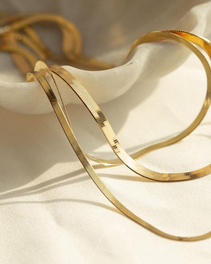 Elegant Gold-Toned Herringbone Chain Necklace - Venoria