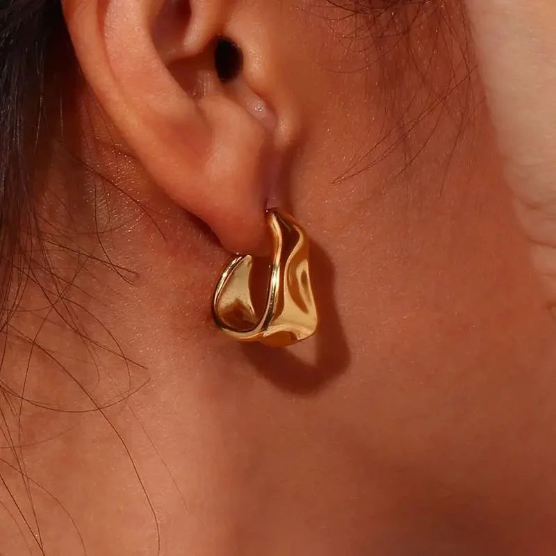 Gold Hoop Earrings – Modern Elegance with Timeless Shine - Venoria