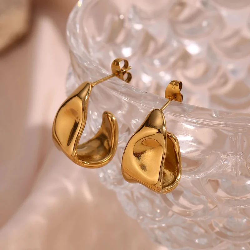 Gold Hoop Earrings – Modern Elegance with Timeless Shine - Venoria